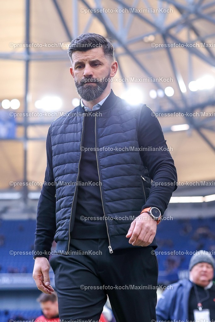 S0407022601006 | 07.02.2026, Fußball, FC Schalke 04 - SG Dynamo Dresden, 21. Spieltag, 2. Fußball Bundesliga, Veltins-Arena Gelsenkirchen, Saison 2025 2026: Cheftrainer Miron Muslic (Schalke04)  DFB regulations prohibit any use of photographs as image sequences and or quasi-video.