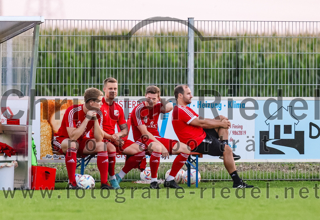 2023-08-22_008_FC_Finsing_gegen_SC_Moosen-Vils | Finsing, Deutschland, 22.08.2023:
Fußball, Kreisliga 2023 / 2024, 5. Spieltag, FC Finsing gegen SC Moosen/Vils, Endergebnis: 5:0

Maximilian Eberhart (FC Finsing, #21), Trainer Thomas Bonnet (FC Finsing)

Foto: Christian Riedel / fotografie-riedel.net
