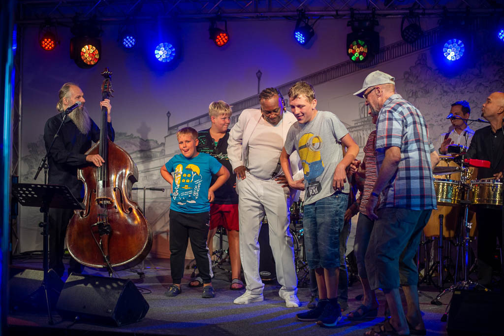 Summ Summ Salsa | Kinderkonzert Summ Summ Salsa mit Klazz Brothers & Cuba Percussion im Forte Belvedere Leisnig zum Festival Hallo Leisnig 2022. - Realisiert mit Pictrs.com