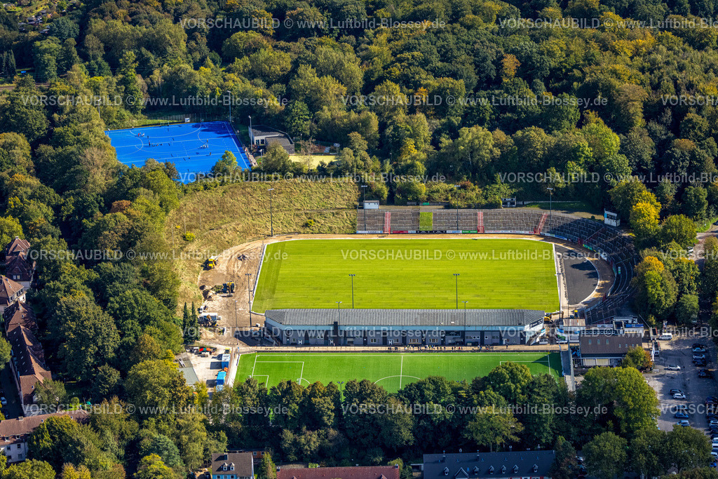 Essen241001838 | Luftbild, Uhlenkrug-Stadion FußballStadion mit Baustelle, ETB SW Hockey - Platzanlage Sportplatz mit blauer Spielfläche, Stadtwald, Essen, Ruhrgebiet, Nordrhein-Westfalen, Deutschland