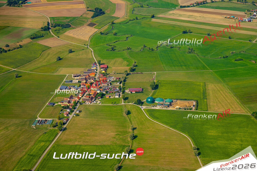 Das Luftbild zeigt : Meuchlein Colmberg - Die Luftaufnahme wurde 2024 vom UL-Flugzeug aus erstellt ( keine Drohne ) - Hochauflösende Luftaufnahme - Für grossformatige Ausdrucke geeignet. Die Geschenkidee !Mit Lizenz und Bildrechte bestellbar