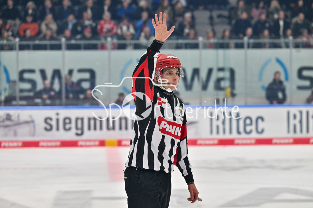 Augsburger Panther - Kölner Haie | Hauptschiedsrichter Lukas KOHLMUELLER in Aktion / Freisteller / Einzelfoto / DEL: Augsburger Panther - Kölner Haie, Curt Frenzel Stadion am 29.09.2024