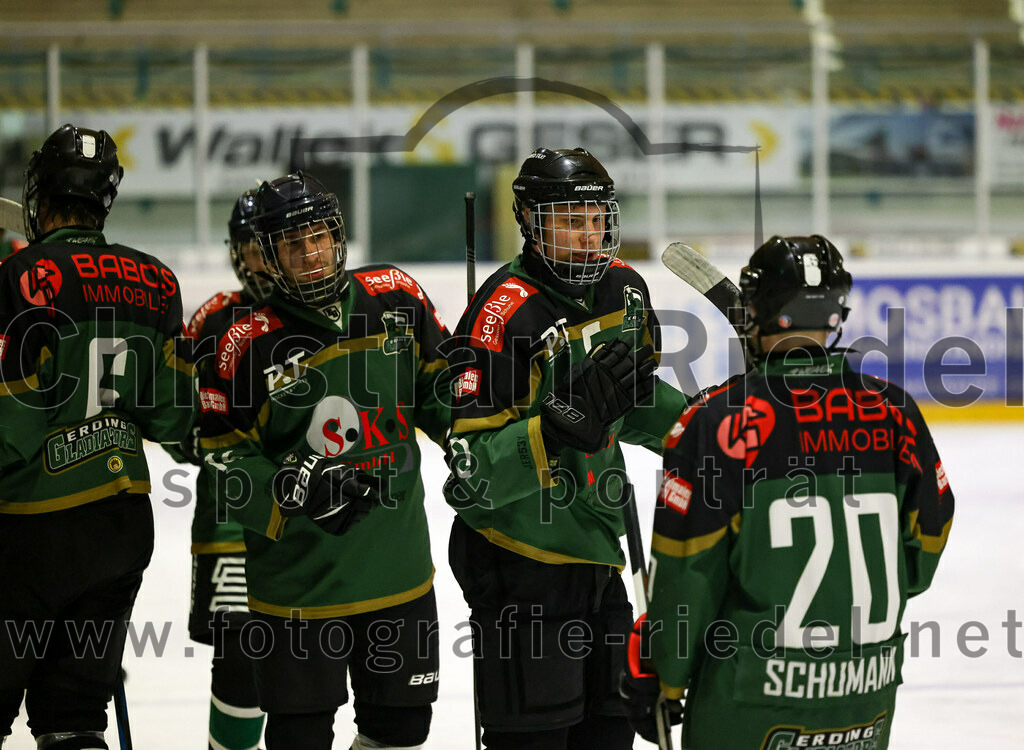 2022-11-26_088_TSV_Erding_gegen_ESC_Geretsried | Erding, Deutschland, 26.11.2022:
Eishockey, Bayernliga U20 2022 / 2023, xx. Spieltag, TSV Erding gegen ESC Geretsried, Endergebnis: 5:3

Thomas Baumann (Erding Gladiators, #6), Lukas Walter (Erding Gladiators, #12), Jannik Schumann (Erding Gladiators, #20)

Foto: Christian Riedel / fotografie-riedel.net