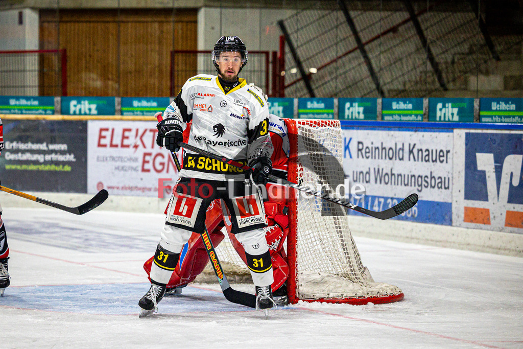 TSV Peißenberg MINERS gegen EA Schongau | Eishockey Bayernliga Herren Vorrunde 2024/25, TSV Peißenberg MINERS gegen EA Schongau, 20241031,Clay ELLERBROCK (MAMMUTS 31) vor dem Tor der MINERS,2024-10-31 in Peißenberg (Eisstadion Peißenberg)Clay ELLERBROCK (MAMMUTS 31)Copyright: WolfgangxLindner foto-lindner.de