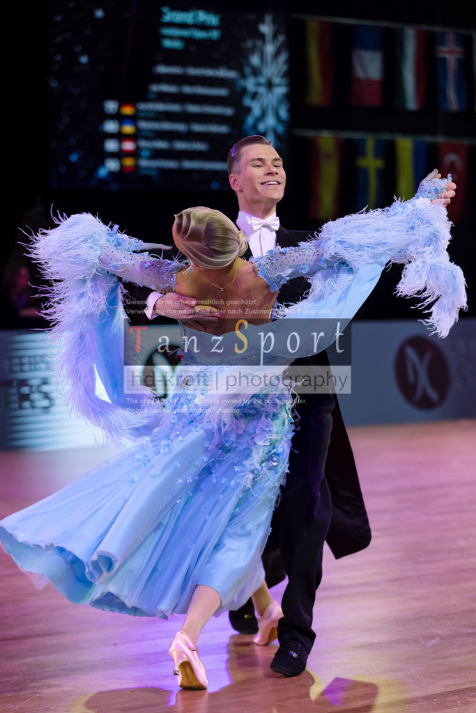 20241215_WDSF_Int_Open_Std-Riga-9789 | Tanzsportbilder, Standardtanz, Lateintanz, WDSF, DTV, LTVB, dancecomp, goc, hessen tanzt, blaues band der spree, walzer, tango, wiener walzer, slowfox, quickstepp, samba, rumba, cha-cha-cha, paso doble. jive, hd-kroft photography, turniertanzsport