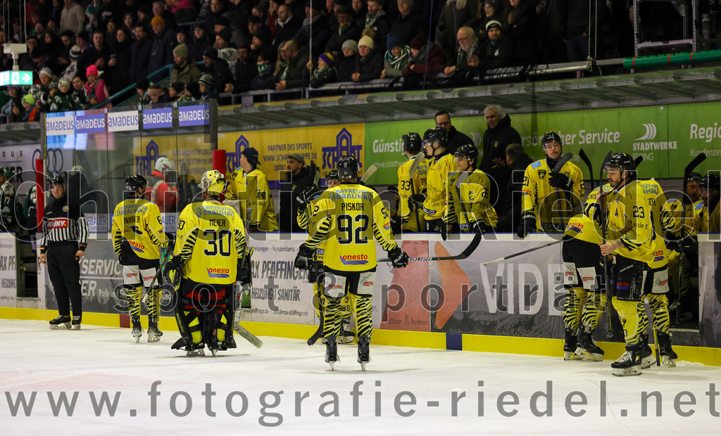 2025-12-28_084_TSV_Erding_gegen_onesto_Tigers_Bayreuth | Erding, Deutschland, 28.12.2025:Eishockey, Oberliga Süd 2025 / 2026, 31. Spieltag, TSV Erding gegen onesto Tigers Bayreuth, Endergebnis: 6:5 n.V.Torwart Maximilian Meier (onesto Tigers Bayreuth, #30), Dominik Piskor (onesto Tigers Bayreuth, #92)Foto: Christian Riedel / fotografie-riedel.net