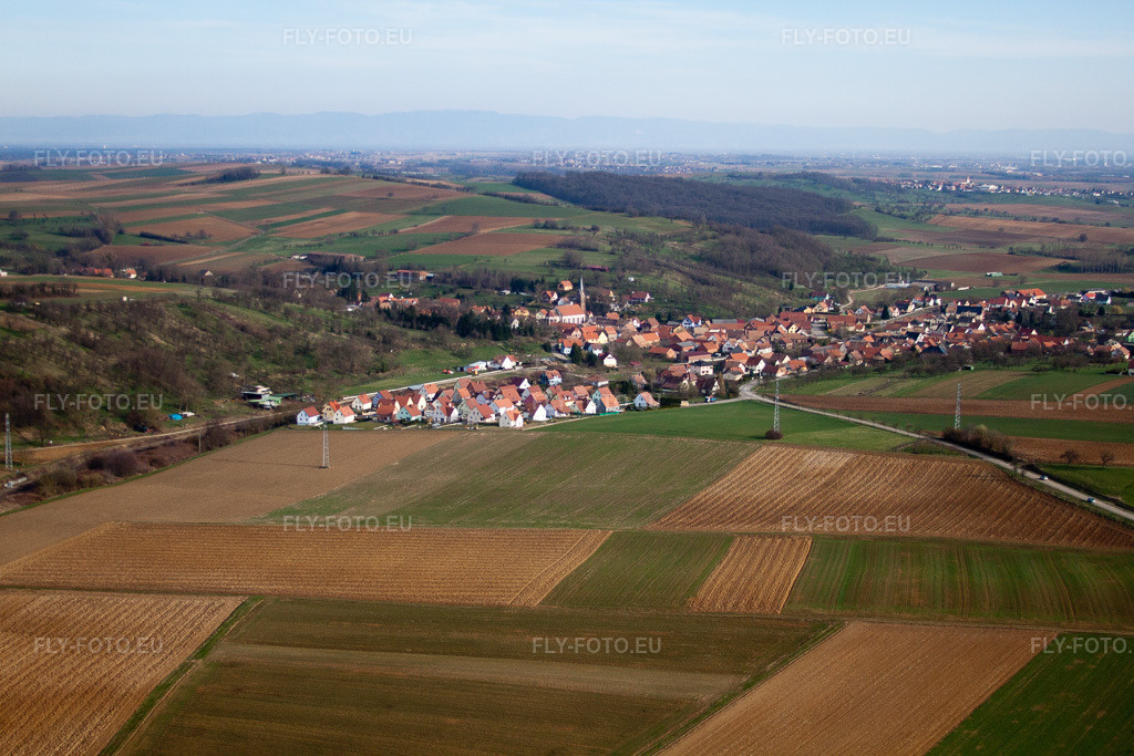 Vue aérienne: Vue de la ville depuis le sud-ouest à Schalkendorf dans le département Bas Rhin, France.Photo: IMG_38616.jpg prise le 20/03/2011 par Werner Riehm/FLY-FOTO.euRésolution de l'original: 4752 x 3168 px