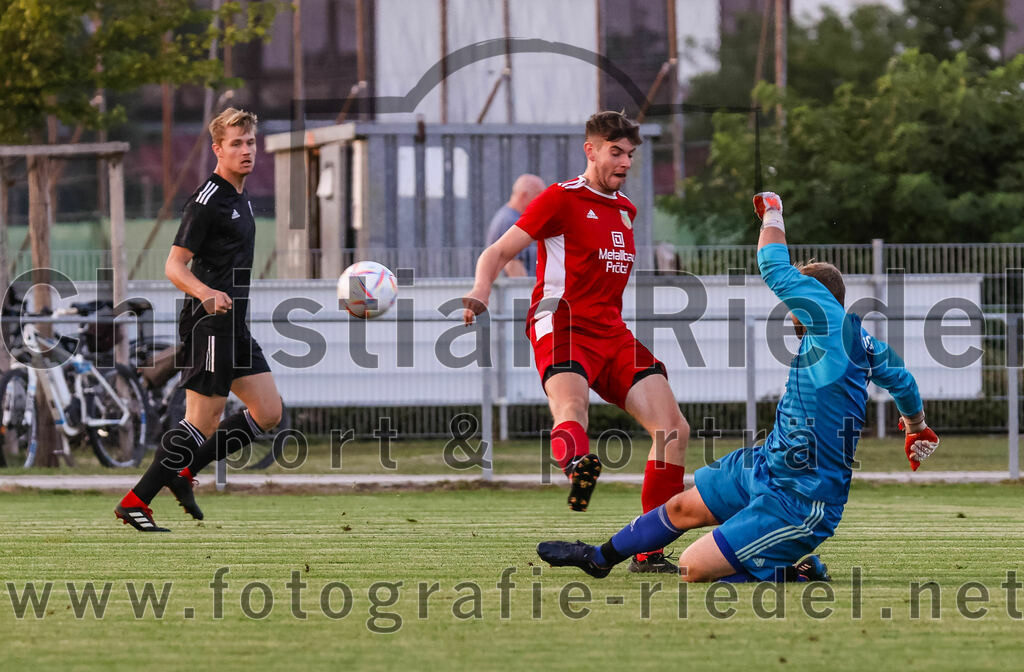 2023-07-20_017_FC_Finsing_gegen_TSV_Wartenberg | Finsing, Deutschland, 20.07.2023:
Fußball, Kreisliga 2023 / 2024, Testspiel, FC Finsing gegen TSV Wartenberg, Endergebnis: 1:0

Maximilian Kronseder (TSV Wartenberg, #6), Torwart Daniel Schröder (FC Finsing, #1)

Foto: Christian Riedel / fotografie-riedel.net