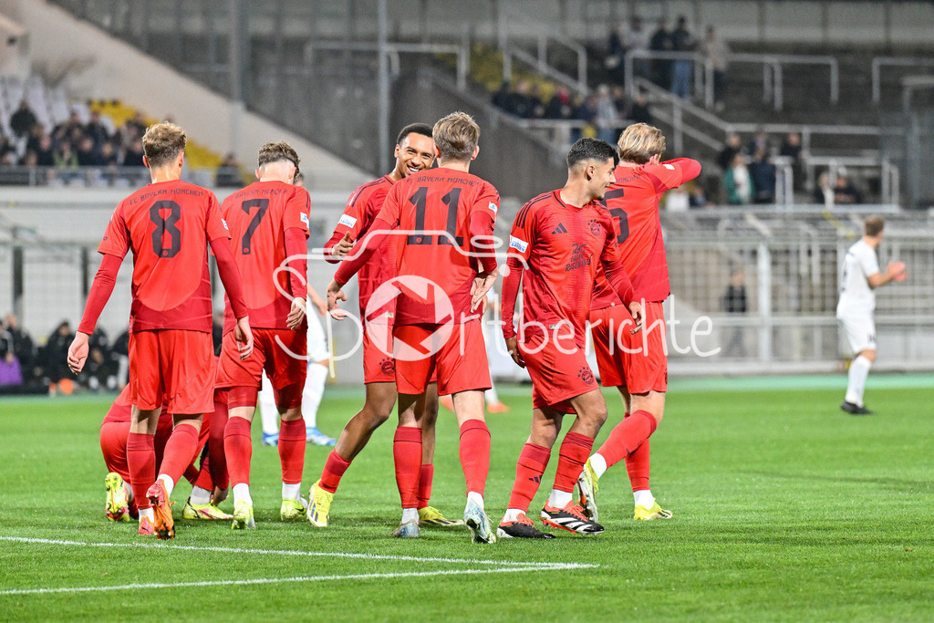 FC Bayern Amateure - TSV Schwaben Augsburg | Jubel der Bayern nach dem Treffer zum 1-0 durch Guido DELLA ROVERE (FC Bayern München II #11) / Freude / Happy /  Tor / Torschuetze / Regionalliga Bayern: FC Bayern Muenchen II - TSV Schwaben Augsburg, Gruenwalder Stadion am am 25.10.2024