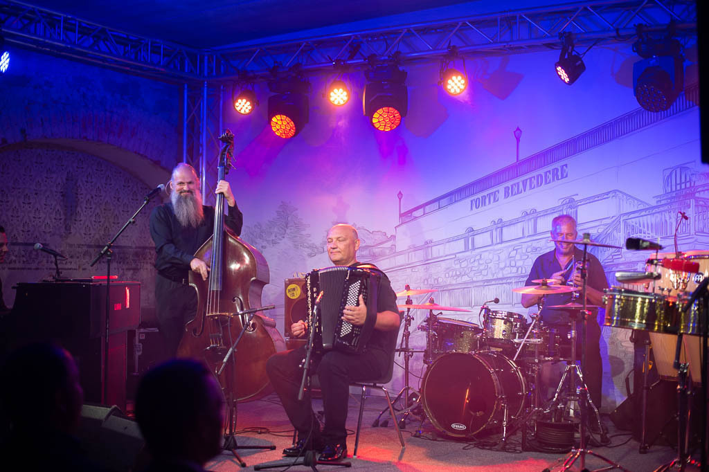 Tango meets Cuba | Tango meets Cuba mit den Klazz Brothers & Cuba Percussion im Forte Belvedere Leisnig zum Festival Hallo Leisnig 2022. - Realisiert mit Pictrs.com