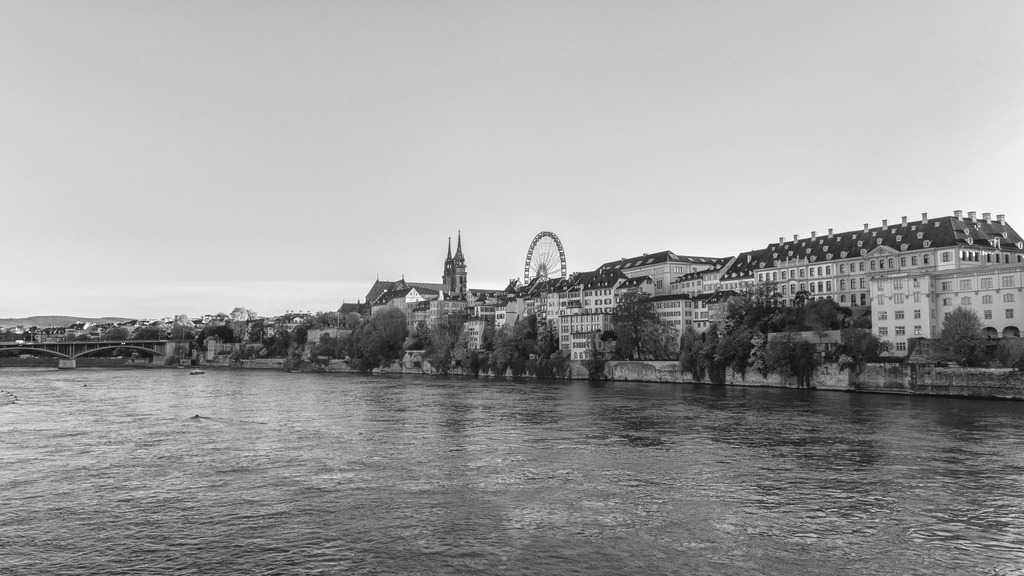 Linkes Rheinufer | Linkes Rheinufer in Basel mit Riesenrand während der Herbstmesse. - Realisiert mit Pictrs.com