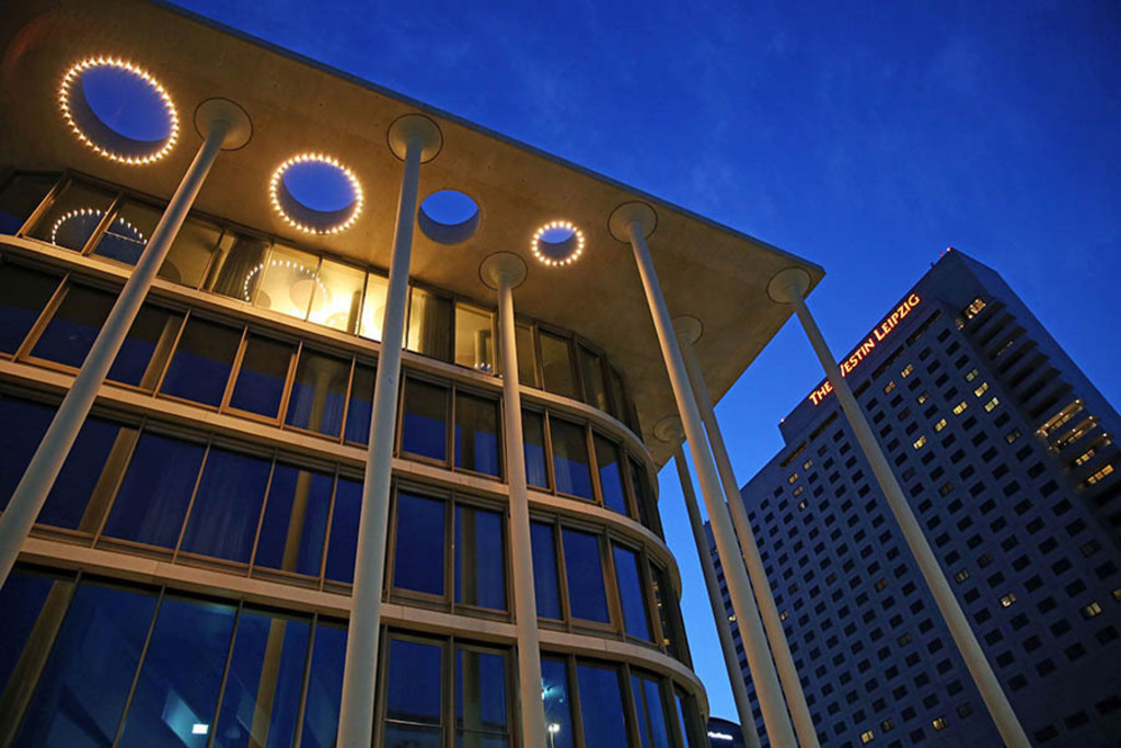 The Westin Leipzig - Blick von der Sächsischen Aufbaubank | Entdecke über 20 Kategorien Leipzig-Motive: Foto-Downloads, hochwertige Poster, Leinwand- & Fine-Art-Prints. Jetzt Lieblingsfoto im Bildlexikon Leipzig Shop bestellen!