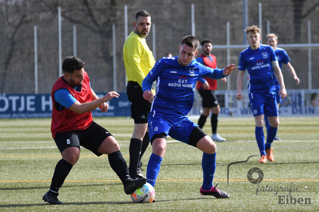 FC Rastede-WSC Frisia | Herren Kreisliga; FC Rastede (blau)-WSC Frisia WHV (rot) am 26.03.2023; in Rastede (Stadion Kötterweg), Photo: Philip Eiben 2023 - Realisiert mit Pictrs.com