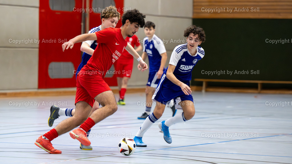 20250118_6776 | 21. A-Jugend-Turnier des VfR Neumünster um den KulturLokschuppen-Pokal 2025, Grp. B - Eimsbütteler TV (rot) vs. VfR Neumünster lila (lila), Hamza Elgamal (Eimsbüttel #6) / Matteo Keidel (VfR lila #6) &amp; Pablo Rohwer (VfR lila #13) - Realisiert mit Pictrs.com