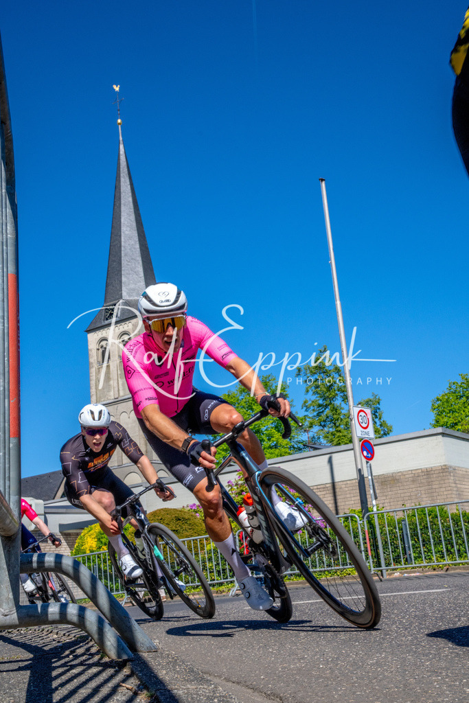 Spurt in den Mai 2026 - Großer Preis der Sparkasse Neuss | Annual one-day road cycling race "Großer Preis der Sparkasse Neuss" held in Büttgen, Germany, organized by VfR Büttgen 1912 e.V. The event features multiple races across all age categories from U11 youth to Elite men. - Realisiert mit Pictrs.com