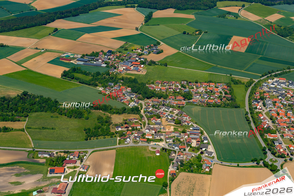 Das Luftbild zeigt : Hörmannsdorf Weng - Die Luftaufnahme wurde 2024 vom UL-Flugzeug aus erstellt ( keine Drohne ) - Hochauflösende Luftaufnahme - Für grossformatige Ausdrucke geeignet. Die Geschenkidee !Mit Lizenz und Bildrechte bestellbar
