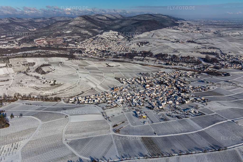 Luftbild: Winterlich schneebedeckte Weinberge umsäumen das Siedlungsgebiet des Dorfes in Birkweiler im Bundesland Rheinland-Pfalz in Deutschland. Foto: IMG_124481.jpg vom 11.02.2021 durch Werner Riehm/FLY-FOTO.de