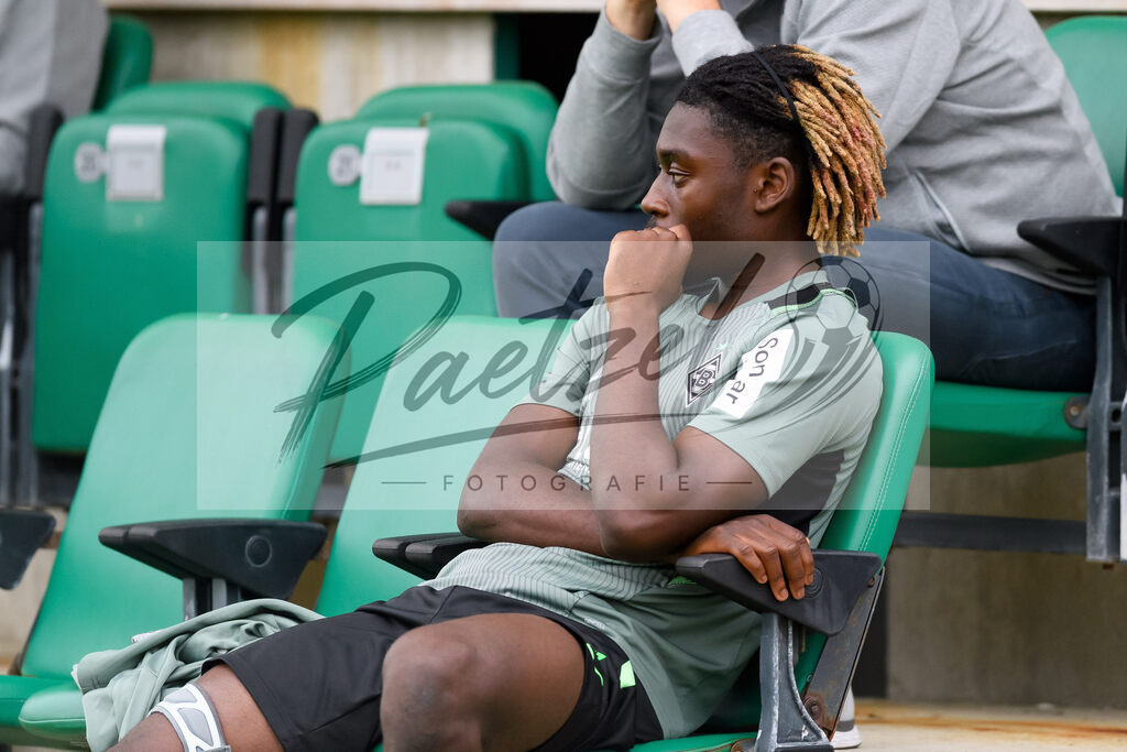 TRABMG20210719_073 | Fussball, Herren: Kouadio Manu Kone (Borussia Moenchengladbach) schaut beim Training von Borussia Moenchengladbach waehrend des Trainingslagers auf dem Trainingsplatz am Hotel Klosterpforte am 19.07.2021 in Harsewinkel, Deutschland. - Realisiert mit Pictrs.com