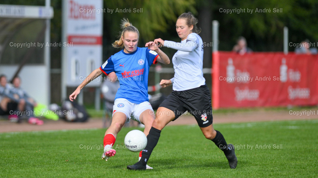 Kieler MTV vs Holstein Kiel | Annika Alberts (KMTV #5) / Alia Redant (Holstein #25) - Fußball-Regionalliga Nord Frauen 2024/2025 / Kieler MTV vs Holstein Kiel / Hauptplatz Schilksee / Kiel / 06.10.24 - Realisiert mit Pictrs.com
