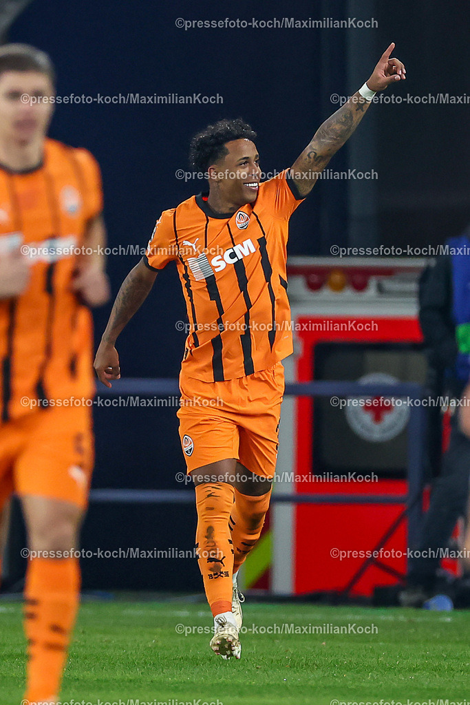 UCL10122401027 | 10.12.2024, Fußball, UEFA Champions League, Schachtar Donezk - FC Bayern München, Arena AufSchalke Gelsenkirchen, 8. Spieltag Saison 2024 2025: Torjubel nach Tor zum 1:0 durch Kevin (Schachtar Donezk #37)DFB regulations prohibit any use of photographs as image sequences and or quasi-video.