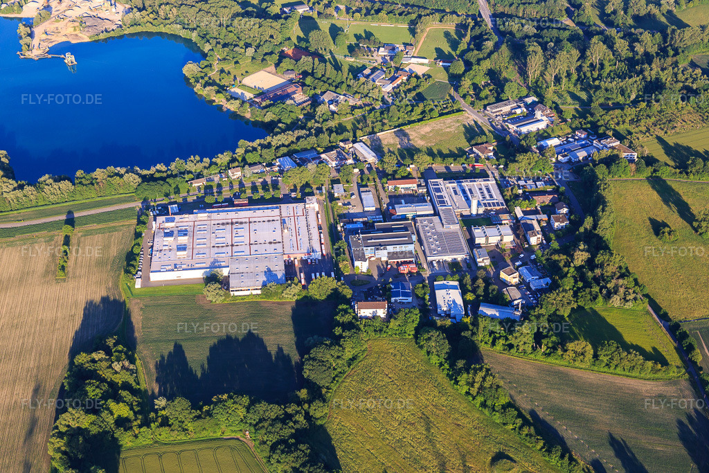 Luftbild: Coca-Cola Europacific Partners Deutschland GmbH, Standort Karlsruhe im Ortsteil Neureut in Karlsruhe im Bundesland Baden-Württemberg in Deutschland. Foto: IMG_115148.jpg vom 13.06.2019 durch Werner Riehm/FLY-FOTO.deSuchen