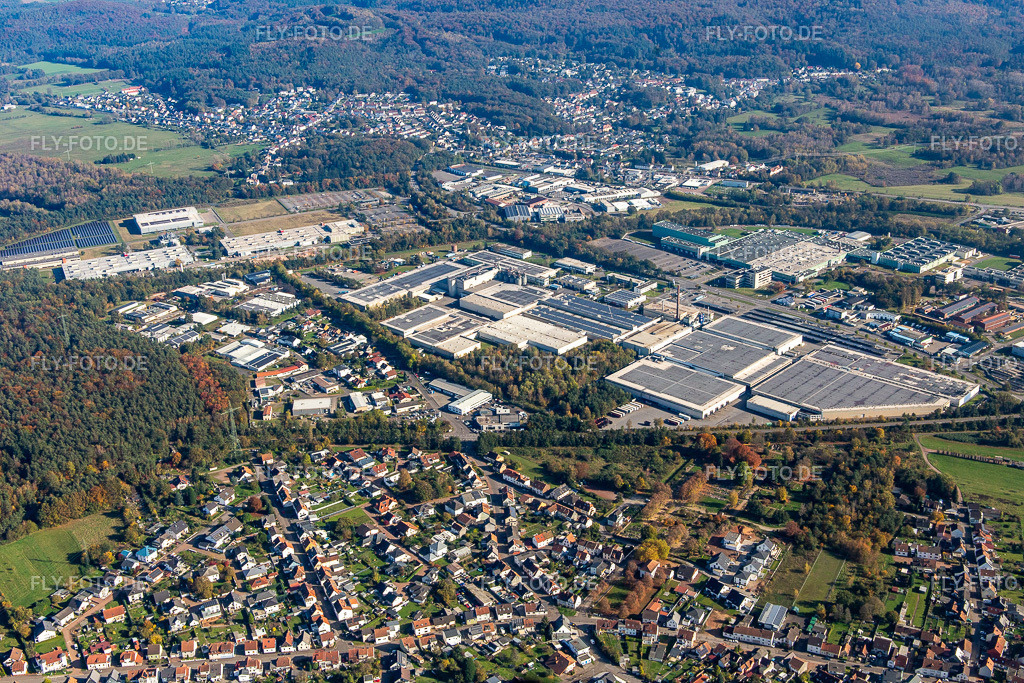 Michelin Reifenwerke AG & Co. KGaA - Werk Homburg von Westen http://www.michelin.de/unternehmen/homburg | Luftbild: Michelin Reifenwerke AG & Co. KGaA - Werk Homburg von Westen http://www.michelin.de/unternehmen/homburg im Ortsteil Erbach in Homburg im Bundesland Saarland in Deutschland. Foto: IMG_143846.jpg vom 27.10.2024 durch ©2025 Werner Riehm fly-foto.de/copyright - Realisiert mit Pictrs.com