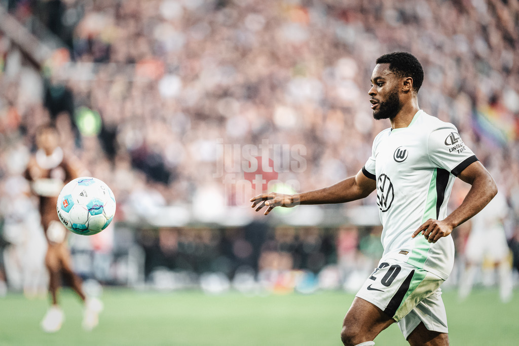 Fußball | Männer | Saison 2024/2025  | Fußball-Bundesliga | 8. Spieltag | FC St. Pauli vs. VfL Wolfsburg | 26.10.2024 | Ridle Baku (#20, VfL Wolfsburg) am Ball