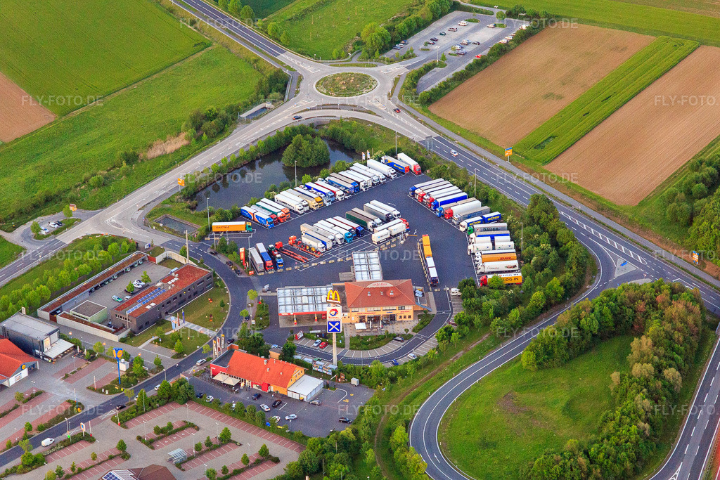 Luftbild: Euro Rastpark Werneck an der Anschlussstelle Werneck der A70 mit Hotel Autohof Werneck und Verkehrspolizeiinspektion Schweinfurt-Werneck im Ortsteil Schnackenwerth in Werneck im Bundesland Bayern in Deutschland. Foto: IMG_099952.jpg vom 25.05.2017 durch Werner Riehm/FLY-FOTO.deWerneck