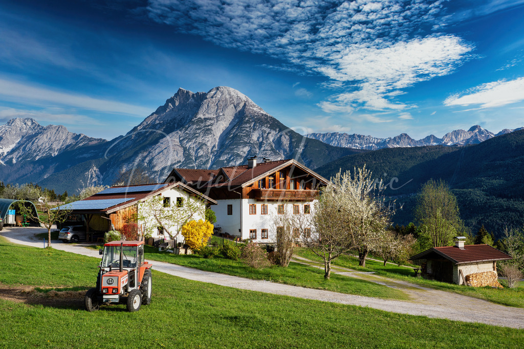 Flaurlingberg | Traditioneller Bauernhof am Flaurlingberg