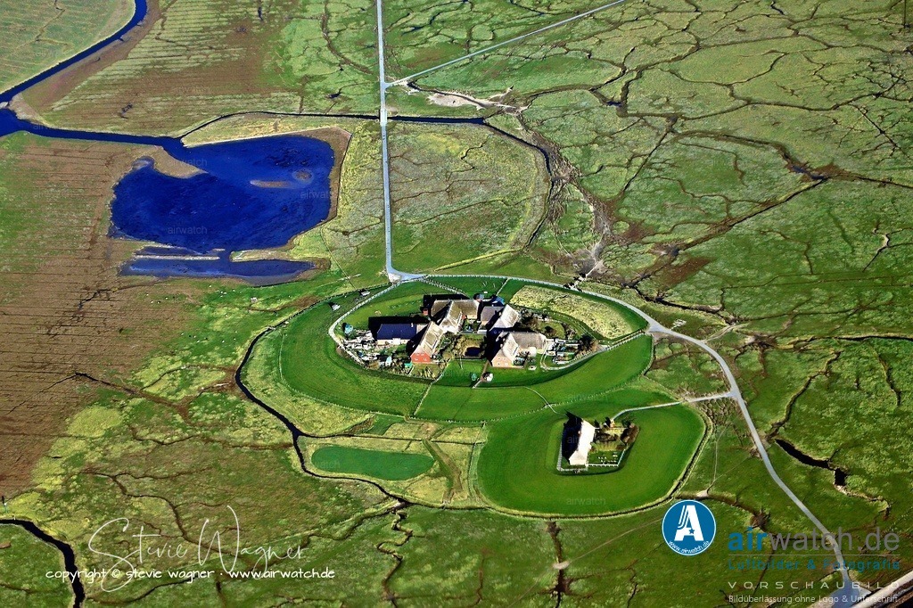 Luftbild Hallig Groede - ist eine der zehn Halligen im Nationalpark Schleswig-Holsteinisches Wattenmeer | Hallig Gröde ist eine der zehn Halligen im Nationalpark Schleswig-Holsteinisches Wattenmeer und die drittgrößte Hallig der Region.  Ihre Geschichte reicht bis ins 12. Jahrhundert zurück, als sie zu den nordfriesischen Uthlanden gehörte. Durch wiederholte Sturmfluten wurde sie vom Festland abgetrennt und verlor im Laufe der Jahrhunderte erhebliche Landmasse.