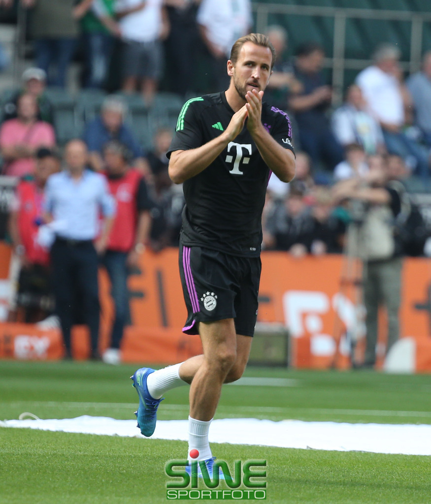 1.Fussball-Bundesliga  :  Borussia Mönchengladbach--FC Bayern München    3.Sptg. | 02.09.2023 Fussball,GER, Saison 2023/2024;         1.Bundesliga;   3. Spieltag;
VFL Borussia Mönchengladbach--FC Bayern München :   Harry Kane (9/FCB)
macht sich fit .
DFL REGULATIONS PROHIBIT ANY USE OF PHOTOGRAPHS AS IMAGE SEQENCES AND/OR QUASI-VIDEO. - Realisiert mit Pictrs.com