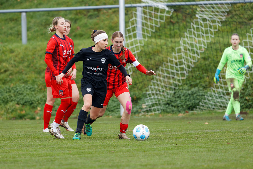 HOHFCH_251109_7360 | 1.FC Heidenheim 1846 II vs. GAST, Fußball, Frauen, Bezirksliga, 2025/2026, X. Spieltag, 03.10.2025 in Heidenheim, Kunstrasen b. Voith-Arena West(Foto: Michael Bulling) - Realisiert mit Pictrs.com