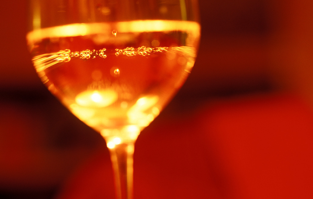 Weisswein-Glas | Detail vom Weißweinglas vor rotem Hintergrund - Realisiert mit Pictrs.com