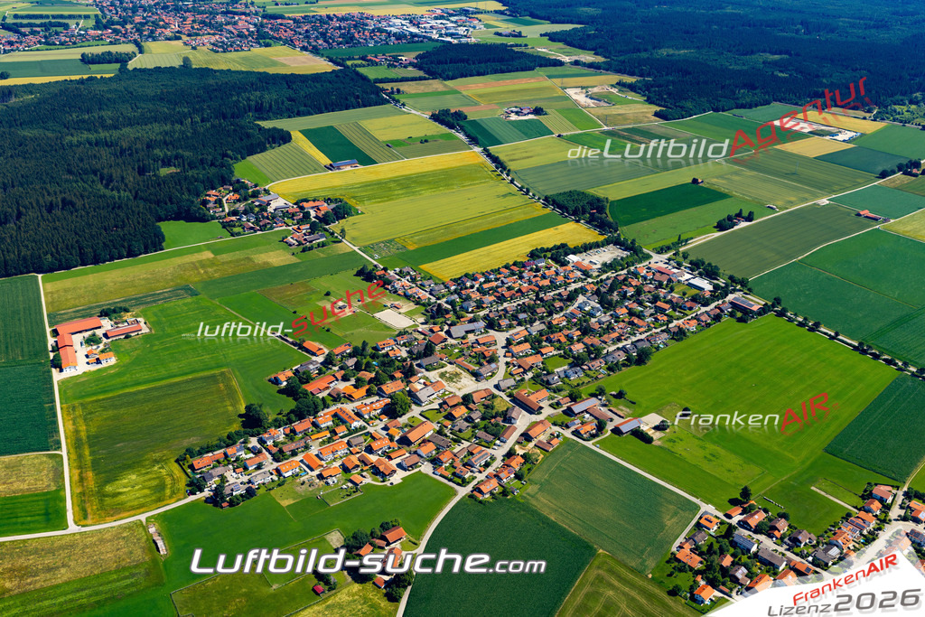 Aktuelles Luftbild von Lochhofen Sauerlach - Die Luftaufnahme wurde 2022 mittels UL-Flugzeug erstellt ( keine Drohne ) - hochauflösende Kamera-Systeme von  Canon -Beste Qualität - Für grossformatige Ausdrucke geeignet. Die Geschenkidee !
