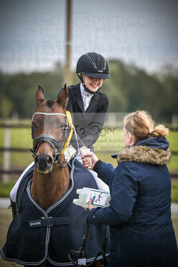 DOS_B278 | Entdecke hochwertige Reitturnierfotos von Foto Oger. Professionell, emotional und authentisch – jetzt Lieblingsmomente im Shop bestellen.Deutschlandweite Turnierfotografie. - Realisiert mit Pictrs.com
