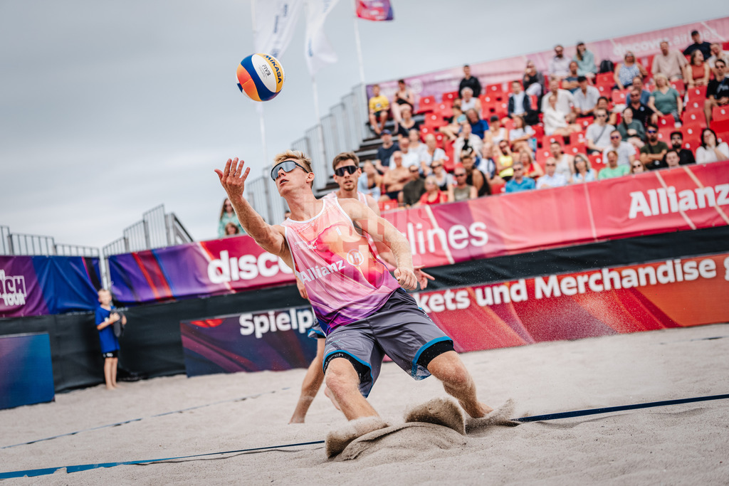 Beachvolleyball | Männer | Allianz German Beach Tour 2024 | Tourstop Kühlungsborn 2 | 16.08.2024 | Jonas Reinhardt rettet den Ball