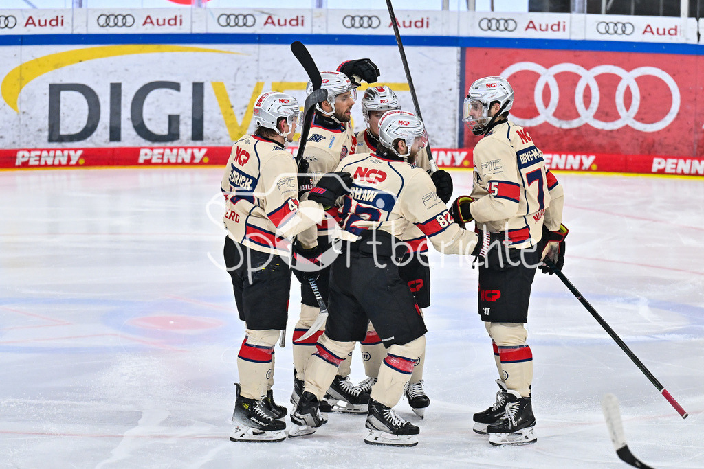 ERC Ingolstadt - Nuernberg Ice Tigers | Jubel der Gaeste nach dem Treffer zum 0-1 durch Hayden SHAW (Nuernberg Ice Tigers 82) / Tor / Torschuetze / Freude / Happy / DEL: ERC Ingolstadt - Nuernberg Ice Tigers, Saturn-Arena am 26.03.2025