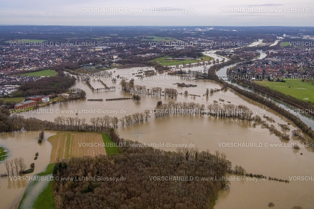 Dorsten231204191Lippe | Luftbild vom Hochwasser der Lippe, Weihnachtshochwasser 2023, Fluss Lippe tritt nach starken Regenfällen über die Ufer, Überschwemmungsgebiet LIppeaue Dorsten an RWW Rheinisch-Westfälische Wasserwerksgesellschaft mbH, Wesel-Datteln-Kanal, Bäume im Wasser, Östrich, Dorsten, Ruhrgebiet, Nordrhein-Westfalen, Deutschland