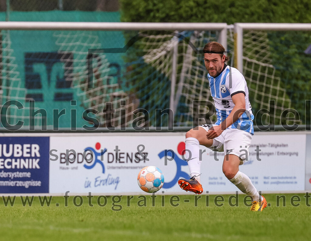 2023-08-05_041_FC_Langengeisling_gegen_SVN_Muenchen | Erding, Deutschland, 05.08.2023:
Fußball, Bezirksliga Oberbayern Ost 2023 / 2024, 2. Spieltag, FC Langengeisling gegen SVN München, Endergebnis: 1:3

Lucas Cyriacus (SVN München, #28)

Foto: Christian Riedel / fotografie-riedel.net