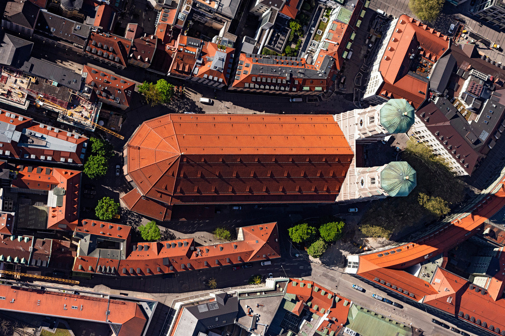 dr__0051881.jpg | MüNCHEN 23.04.2020 Frauenkirche im Altstadt- Zentrum von München im Bundesland Bayern. Der dreischiffige spätgotische Backsteinbau steht neben dem Neuen Rathaus und ist ein bedeutendes Wahrzeichen der Landeshauptstadt. Der Dom zu Unserer Lieben Frau ist auch als Liebfrauendom bekannt. Auf dem Bild sind Reste des Gerüstes am Südturm nach dessen Sanierung zu sehen. // Church building of the Frauenkirche in the old town in Munich in the state Bavaria, Germany. Foto: Daniel Reiter