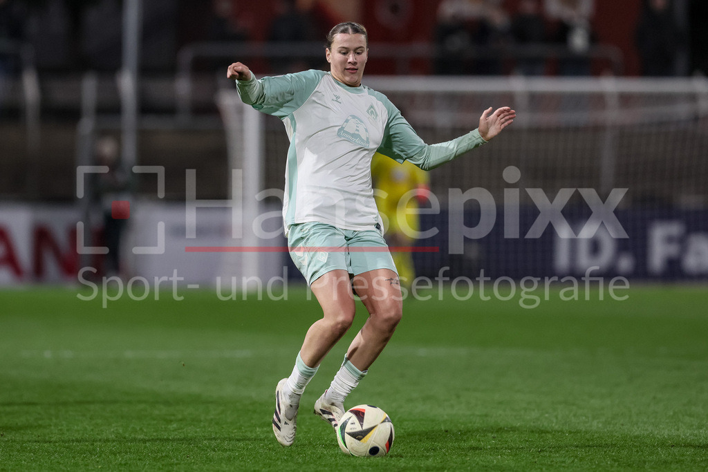 Fussball, DFB-Pokal Frauen, Bayer 04 Leverkusen - SV Werder Bremen | v.li.: Larissa Mühlhaus (SV Werder Bremen, 7) am Ball, Freisteller, Einzelbild, Ganzkörper, Aktion, Action, Spielszene, DIE DFB-RICHTLINIEN UNTERSAGEN JEGLICHE NUTZUNG VON FOTOS ALS SEQUENZBILDER UND/ODER VIDEOÄHNLICHE FOTOSTRECKEN. DFB REGULATIONS PROHIBIT ANY USE OF PHOTOGRAPHS AS IMAGE SEQUENCES AND/OR QUASI-VIDEO.