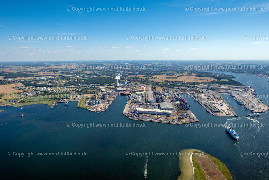 Warnemünde_Berseehafen_ELS_8938100822 | ROSTOCK 10.08.2022 Firmengelände der Kranhändler Liebherr-MCCtec GmbH mit Hallen, Firmengebäuden und Produktionsstätten im Übersee- Hafengelände in Rostock im Bundesland Mecklenburg-Vorpommern. Weiterführende Informationen bei: Euroports Germany GmbH & Co. KG,  Liebherr-International Deutschland GmbH. // Company grounds and facilities of Liebherr-MCCtec GmbH in Rostock in the state Mecklenburg - Western Pomerania. Further information at: Euroports Germany GmbH & Co. KG,  Liebherr-International Deutschland GmbH. Foto: Martin Elsen