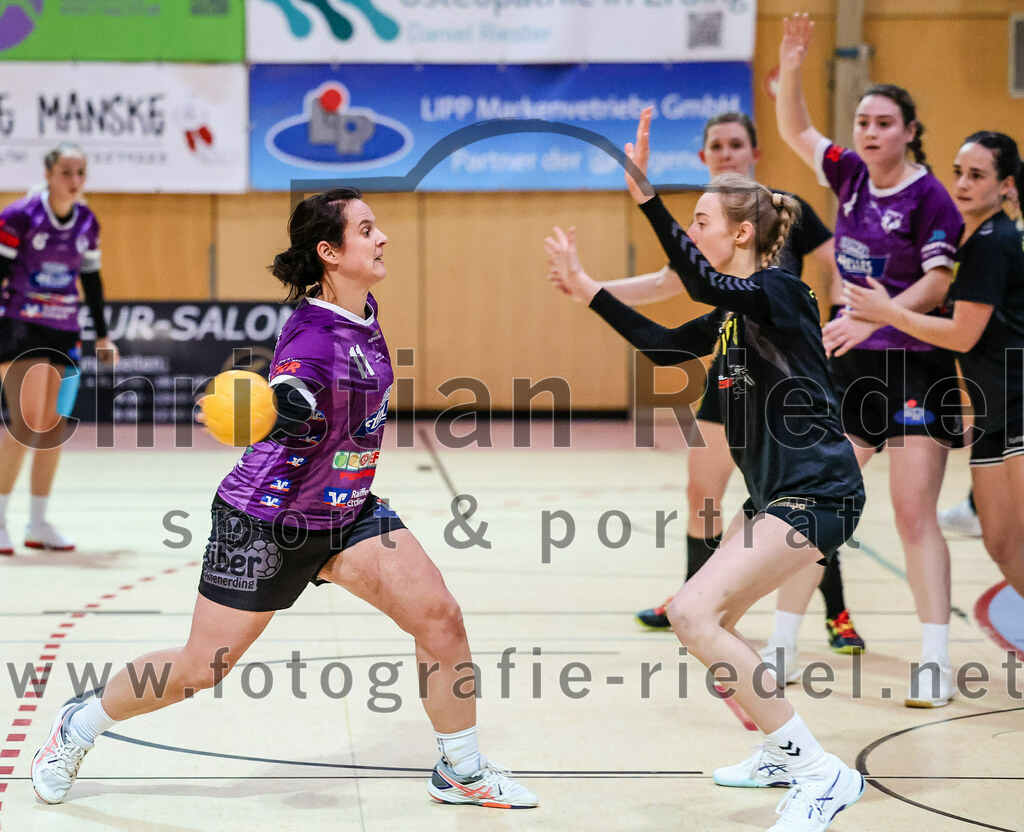 2023-12-17_051_SpVgg_Altenerding_II_gegen_HF_Scheyern | Erding, Deutschland, 17.12.2023:
Handball, Bezirksliga Frauen Altbayern 2023 / 2024, 9. Spieltag, SpVgg Altenerding II gegen HF Scheyern, Endergebnis: 22:26

Kati Gottschalk (SpVgg Altenerding, #11), Alena Seubert (HF Scheyern, #10)

Foto: Christian Riedel / fotografie-riedel.net