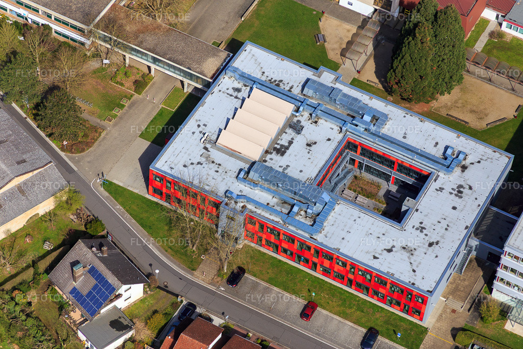 Luftbild: Landrat-Gruber-Schule in Dieburg im Bundesland Hessen in Deutschland. – Foto: IMG_077323.jpg vom 12.04.2015 durch Werner Riehm/FLY-FOTO.de – Auflösung des Originals: 5472 x 3648 px – Landrat-Gruber-Schule - Kreisberufsschule des Landkreis Darmstadt-Dieburg!