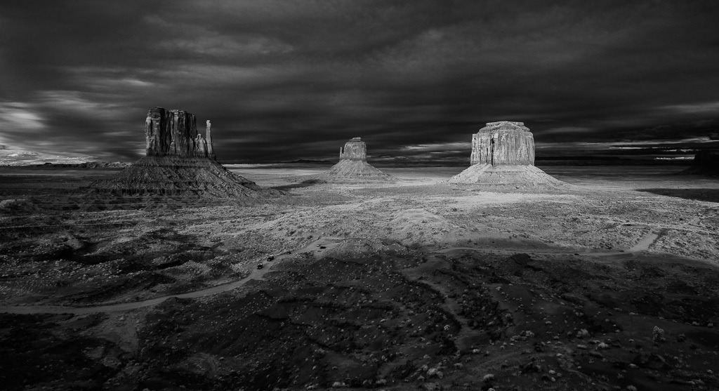 usa-2015-311 | Panorama mit West Mitten Butte, East Mitten Butte und Merrick Butte (von links nach rechts) im Monument Valley/Navajo Tribal Park (USA) - Realisiert mit Pictrs.com