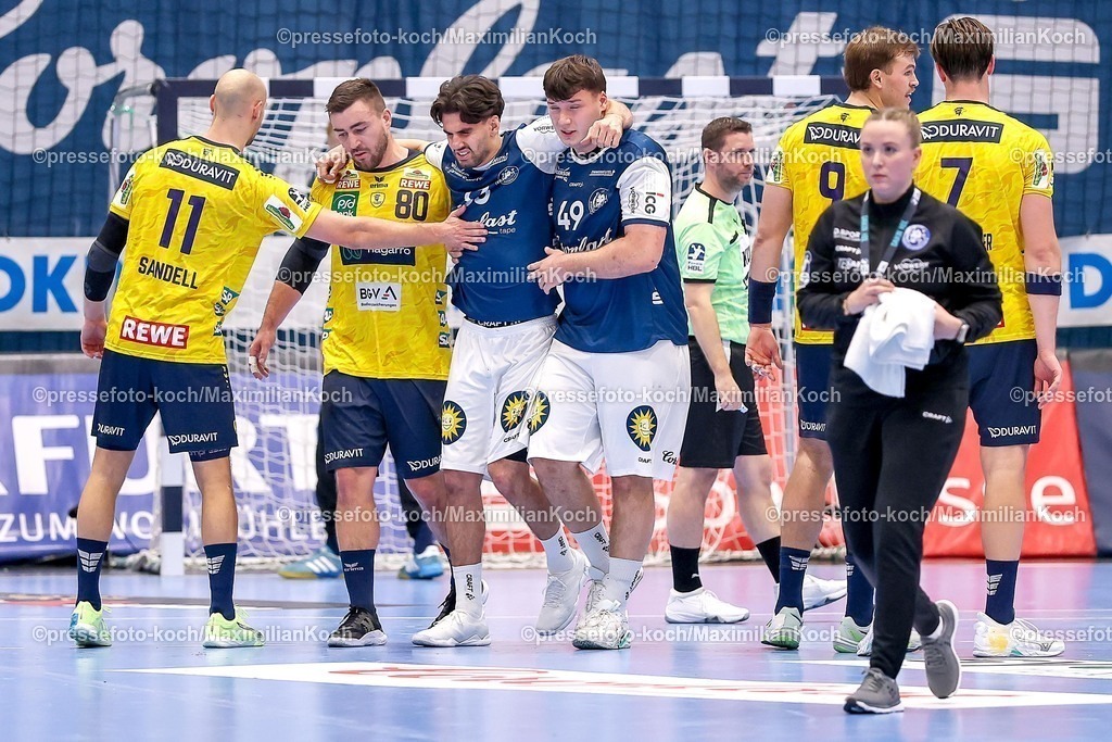 BHC16112501028 | 16.11.2025, Handball, HBL, Bergischer HC - Rhein-Neckar Löwen, Mitsubishi Electric HALLE Düsseldorf: Eloy Morante Maldonado (BHC #33) muss verletzt das Spielfeld verlassen. wird von Jannik Kohlbacher (Rhein-Neckar Löwen #80) und Aron Seesing (BHC #49) gestützt. Lukas Sandell (Rhein-Neckar Löwen #11) erkundigt sich