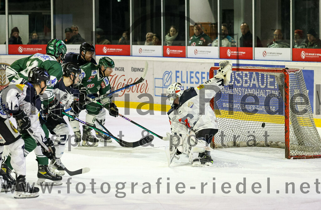 2024-01-26_119_TSV_Erding_gegen_HC_Landsberg | Erding, Deutschland, 26.01.2024:
Eishockey, Bayernliga Vorrunde 2023 / 2024, 28. Spieltag, TSV Erding gegen HC Landsberg, Endergebnis: 6:2

Michael Trox (Erding Gladiators, #86), Torwart Moritz Borst (HC Landsberg, #32)

Foto: Christian Riedel / fotografie-riedel.net