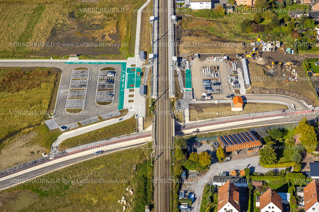 Hamm241007859 | Luftbild, geplante Nahverkehrsverbindung mit Haltepunkt in Westtünnen, Baustelle am Südfeldweg und Von-Thünen-Straße für den künftigen Bahnhaltepunkt, Bahnlinie mit Eisenbahnbrücke und Wohnsiedlung, Stadtbezirk Rhynern, Hamm, Ruhrgebiet, Nordrhein-Westfalen, Deutschland