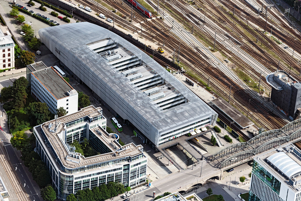 dr__0071818.jpg | MüNCHEN 12.08.2021 ZOB Omnibus- Bahnhofs- Terminal an Arnulfstraße der Verkehrsbetriebe im Ortsteil Ludwigsvorstadt im Ortsteil Ludwigsvorstadt-Isarvorstadt in München im Bundesland Bayern, Deutschland. Weiterführende Informationen bei: ALPINE Bau CZ a.s.,  Auer Weber Assoziierte GmbH,  H-BAU Technik GmbH,  HOCHTIEF Aktiengesellschaft AG,  HOCHTIEF Infrastructure GmbH,  WealthCap Objekt Hackerbrücke GmbH & Co. KG. // Central Bus Station to Arnulfstrasse the Public Transportation in the district Ludwigsvorstadt in Munich in the state Bavaria, Germany. Further information at: ALPINE Bau CZ a.s.,  Auer Weber Assoziierte GmbH,  H-BAU Technik GmbH,  HOCHTIEF Aktiengesellschaft AG,  HOCHTIEF Infrastructure GmbH,  WealthCap Objekt Hackerbruecke GmbH & Co. KG. Foto: Daniel Reiter