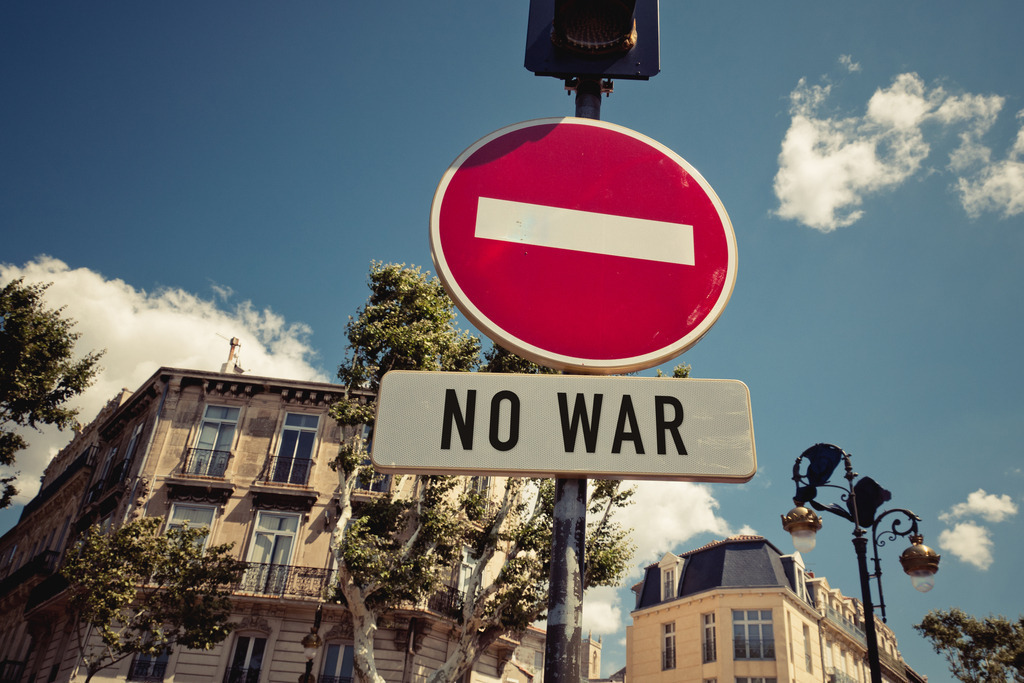 No War — Einbahnstraße Krieg | Online Shop für Christen: Christliche Poster XXL, Plakate, Wandbilder als Leinwand & christliche Postkarten, Kalender, Sticker & Lizenzen zum Download. Die Kunstwerke im christliche Geschenke Shop zeigen die Jahreslosung 2025, Gott, Jesus & mehr.